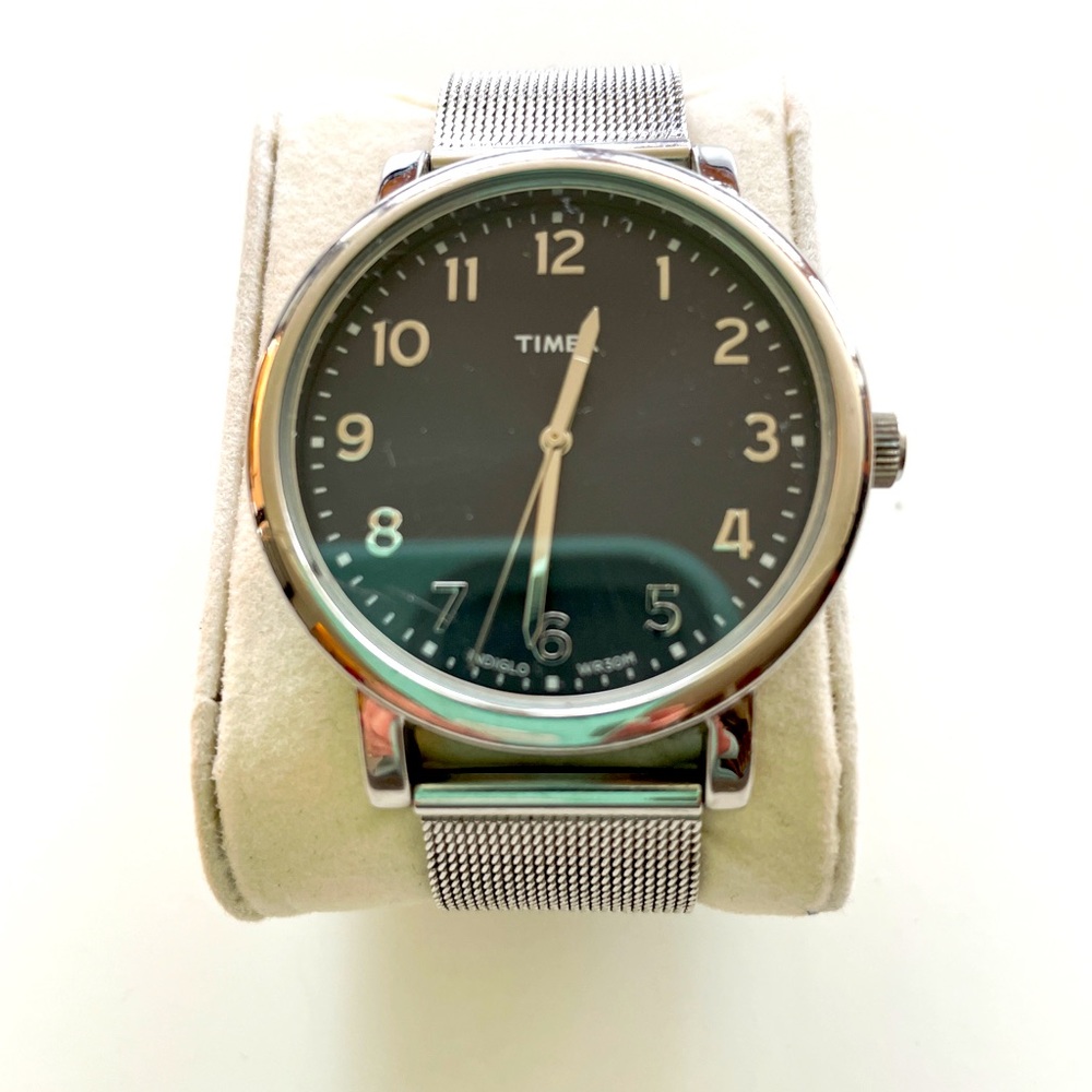 Timex Sliver with Metal Wristband. Indiglo Face